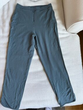 lululemon cropped sweatpants with pockets